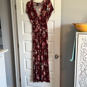 Beautiful v-neck maxi dress with comfort and style. Size medium
